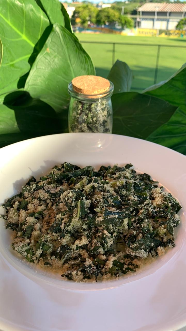 A farofa de taioba fez o maior sucesso com a criançada. - Foto: Giro em Ibirataia