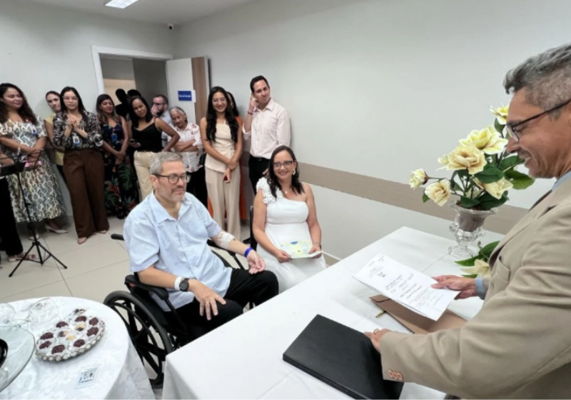 Em tratamento de combate ao câncer, Márcio, o paciente, fez questão de manter a promessa de casar com a amada Luciana, a noiva, e o hospital deu a maior força. Foto: @goianinha_noticias 