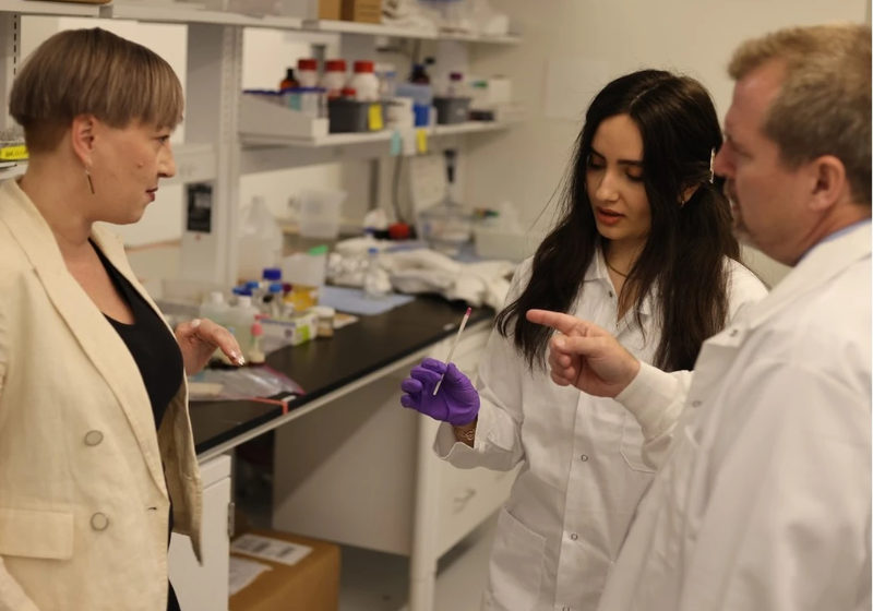 Os pesquisadores da Universidade da Colúmbia Britânica, no Canadá, criaram o bastão que pode identificar a bebida adulterada. De plástico, tem um dispositivo que muda de cor, se verificar um tipo de droga. Foto: Universidade da Colúmbia Britânica