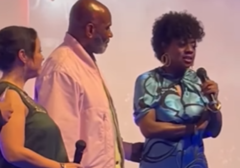 Viola Davis faz a declaração de amor ao Brasil diante de uma plateia de famosos e fãs. Muitas celebridades brasileiras presentes, como Lázaro Ramos e Anitta. Foto: @primevideobr