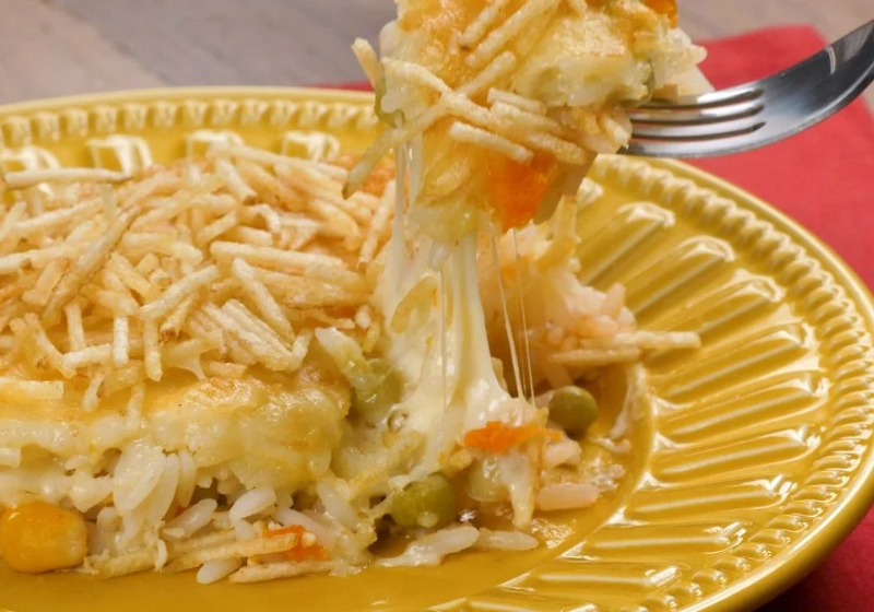 Abroteia é uma alternativa ao bacalhau para quem gosta de receitas com lascas de peixe. Com sabor mais suave, pode ser feito quente, como o da imagem, ou frio, tipo salada. Foto: Tudo gostoso 