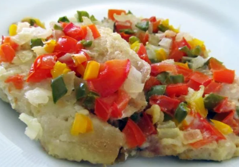 A pescada no forno é uma opção que lembra o bacalhau, um peixe de sabor menos intenso. O preço não é tão em conta, mas vale a pena. Foto: Tudo Gostoso