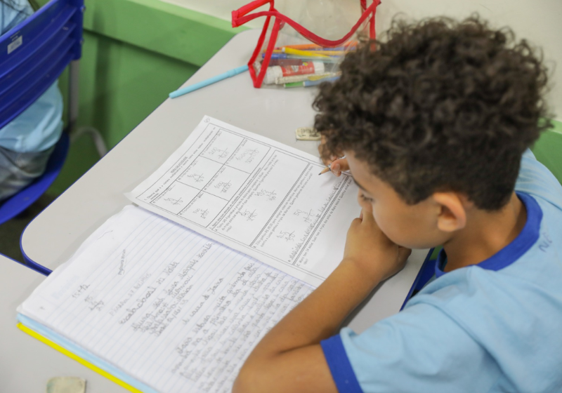 Criança que escreve à mão percebe melhora no aprendizado e no raciocínio, revela um estudo da Alemanha, que alerta sobre o declínio do hábito. Foto: Agência Brasil 