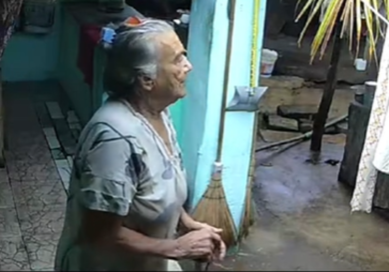 A vovó conta da chuva, fala do prato que vai fazer e mostra que mais à vontade impossível. Foto: @camilaporfirio0