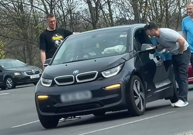 O jogador Dan Burns ajuda o motorista do carro quebrado com muita gentileza ao empurrar o automóvel que enguiçou numa rua em Newcastle, na Inglaterra. Foto: Daily Mail