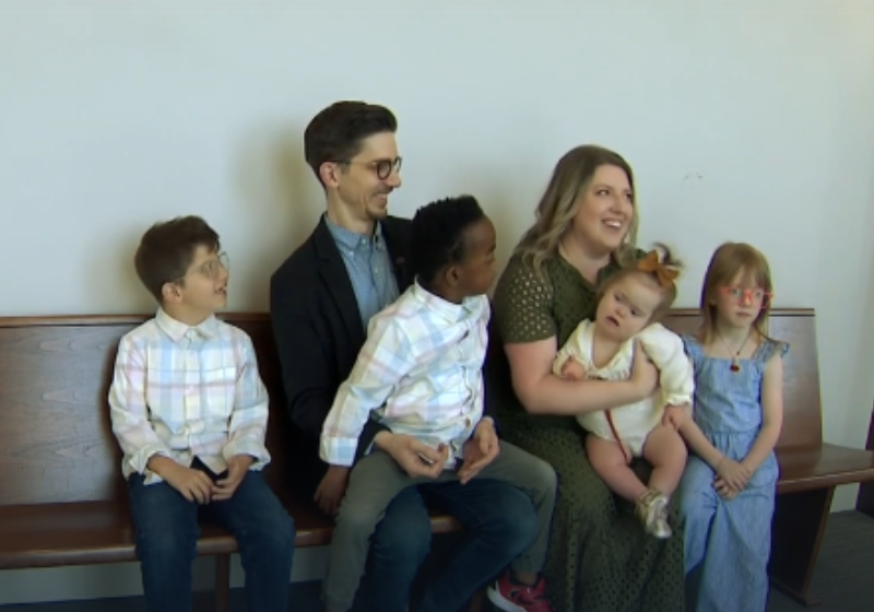 O casal Caleb e Ruchala, dos EUA, adotam 3 crianças, uma com Down e duas com problemas médicos complexos, após o filho biológico precisar de cirurgia cardíaca ainda bebê. - Foto: News Channel 5