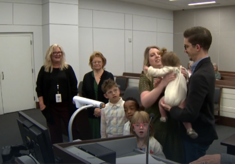 Na Corte, diante do juiz, no Tennessee, nos EUA, Caleb e Ruchala formalizaram a família com a adoção das crianças com problemas médicos complexos. Foto: News Channel 5 