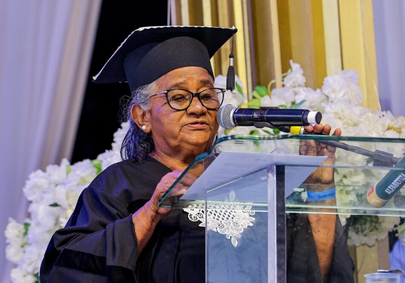  “Aprendemos a ler e, agora, um livro inteiro cabe dentro de nós”, disse Maria de Fátima Araújo, de 71 anos, oradora da turma, que emociona a plateia. Foto: Gov. PI