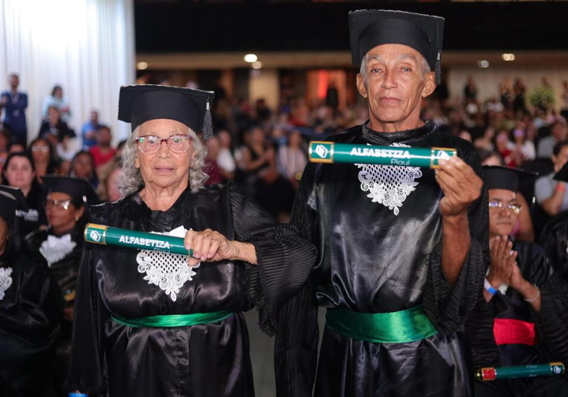 A festa de formatura de 520 idosos no EJA do Piauí, foi a coisa mais linda. O sorriso e as lágrimas nos olhos disseram muito sobre a conquista. - Foto: Secretaria de Educação PI