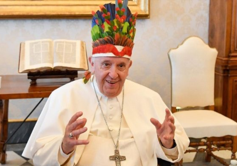 O Papa Francisco se encantou com um cocar indígena: as cores e as penas o fizeram vibrar. Colocou a peça na cabeça e se divertiu ao usá-la. Este era o santo padre de sorriso fácil e espontâneo. Foto: Vatican News