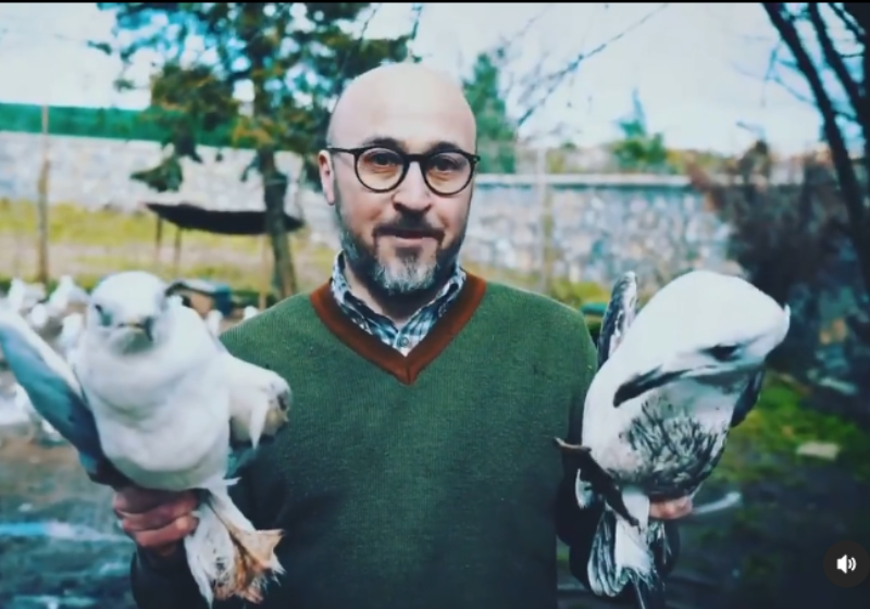 Esse é o Mert, que mora numa fazenda nos arredores de Stambul, na Turquia. Ali, ele cuida de muitos animais, os quais é completamente apaixonado. Foto: @mertakkok