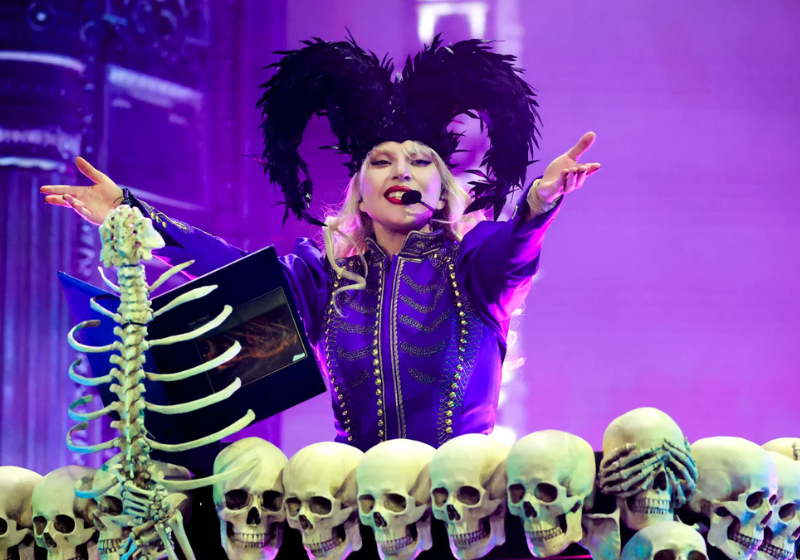 “Especialistas” em Lady Gaga palpitam que ela deve se inspirar, no Rio, no show que fez no festival Coachella, na Califórnia, nos EUA, no último dia 11. Lá, houve uma apresentação teatral, dançou com esqueletos e lutou contra um dançarino vestido de monstro. Foto: The Hollywood Reporter