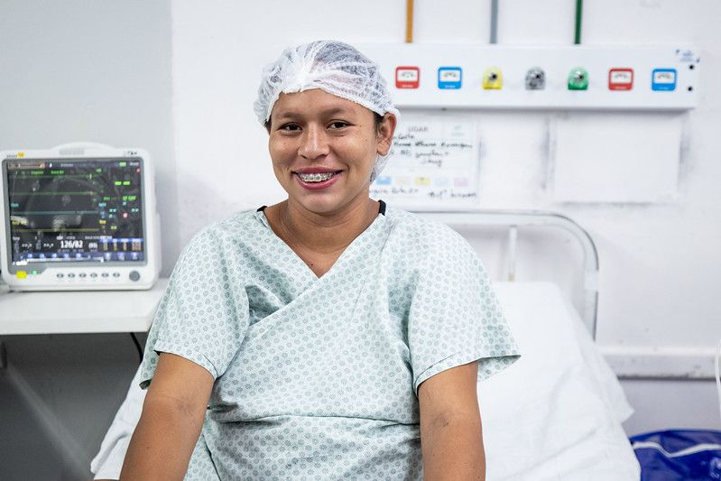 Elizandra da Costa, mãe das meninas, saiu do Pará para ser atendida em Manaus. - Foto: Arthur Castro/Secom