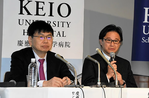 Masaya Nakamura (à direita), disse que a terapia precisa de mais testes. - Foto: The Asahi Shimbun