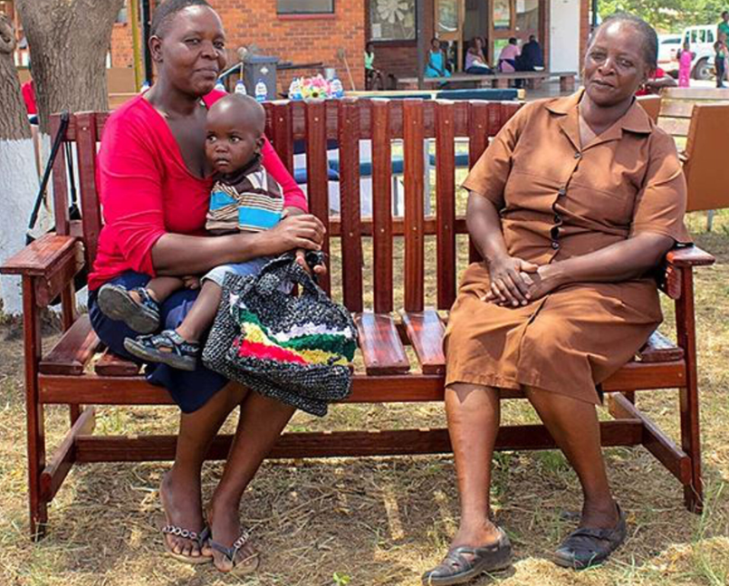Nos bancos, os pacientes podem conversar com os "vovôs" e "vovós". - Foto: Centre For Global Mental Health