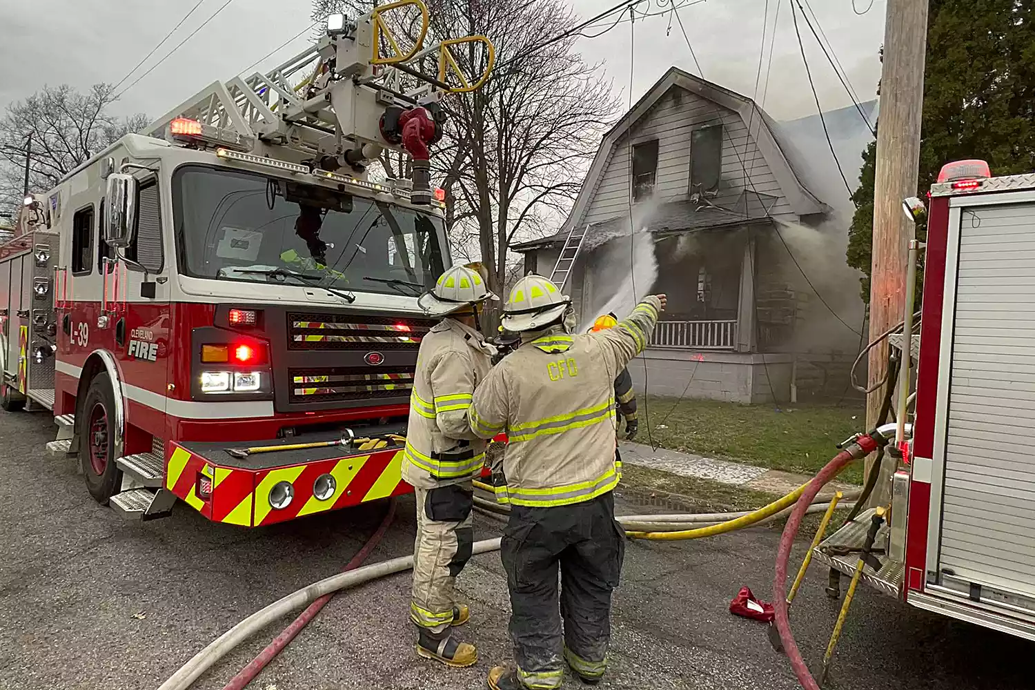 A casa ficou bastante destruída. Felizmente ninguém se feriu. - Foto: Cleveland Fire