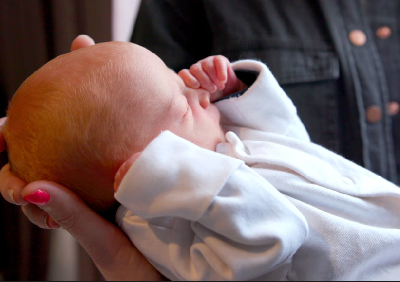 Amy Isabel nasceu de parto cesáreo e está super saudável. - Foto: Womb Transplant UK/PA