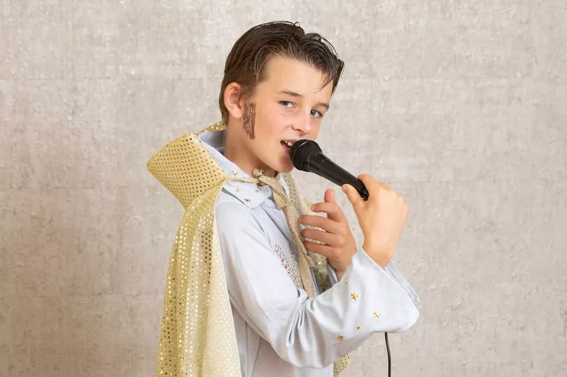 O menino foi notado pela equipe de Elvis depois de viralizar na internet fazendo cover do Rei do Rock. - Foto: SWNS