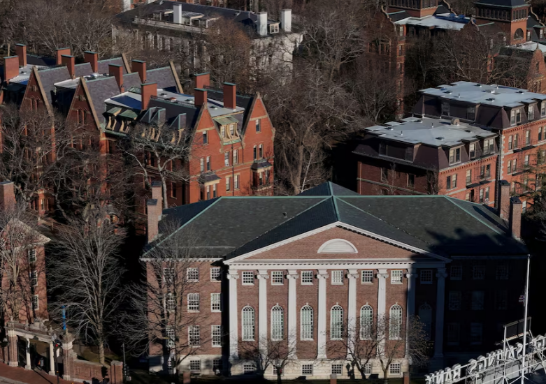 A universidade defendeu os direitos fundamentais dela e foi a favor da liberdade científica. - Foto: Nicholas Pfosi/REUTERS