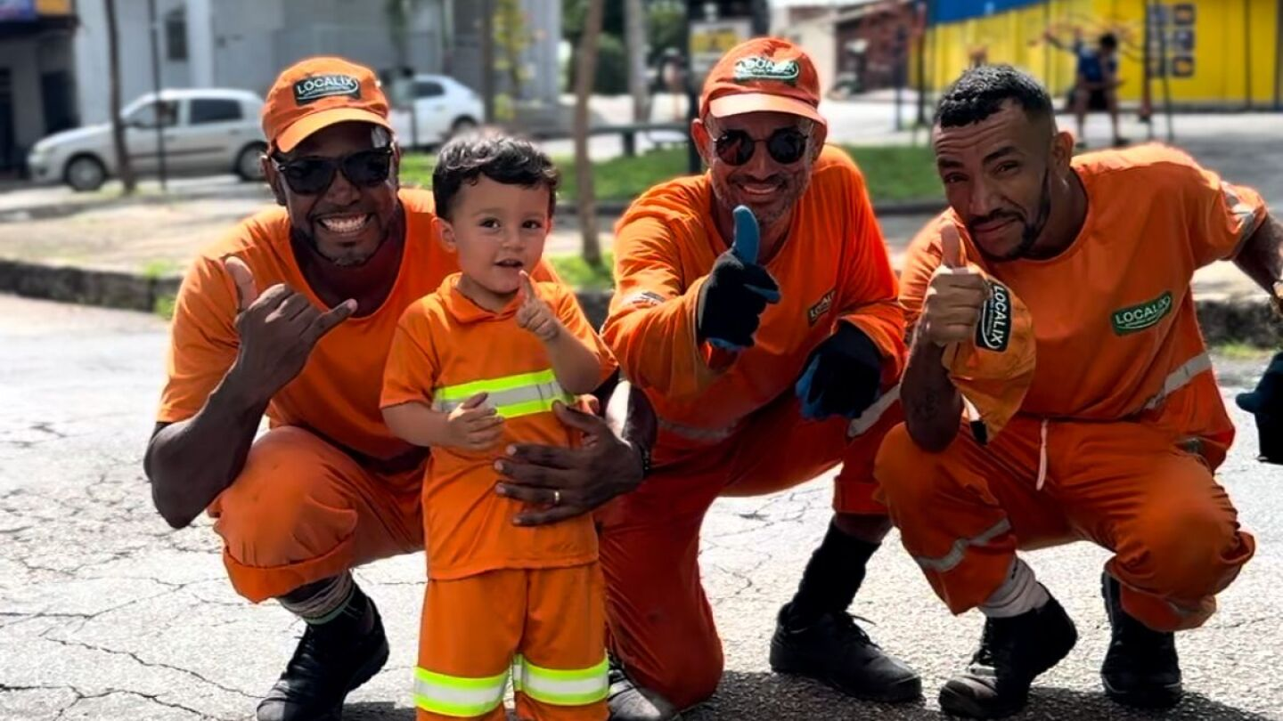 O pequeno chegou até a trabalhar com a equipe. Fofura! - Foto: Bárbara Ferraz