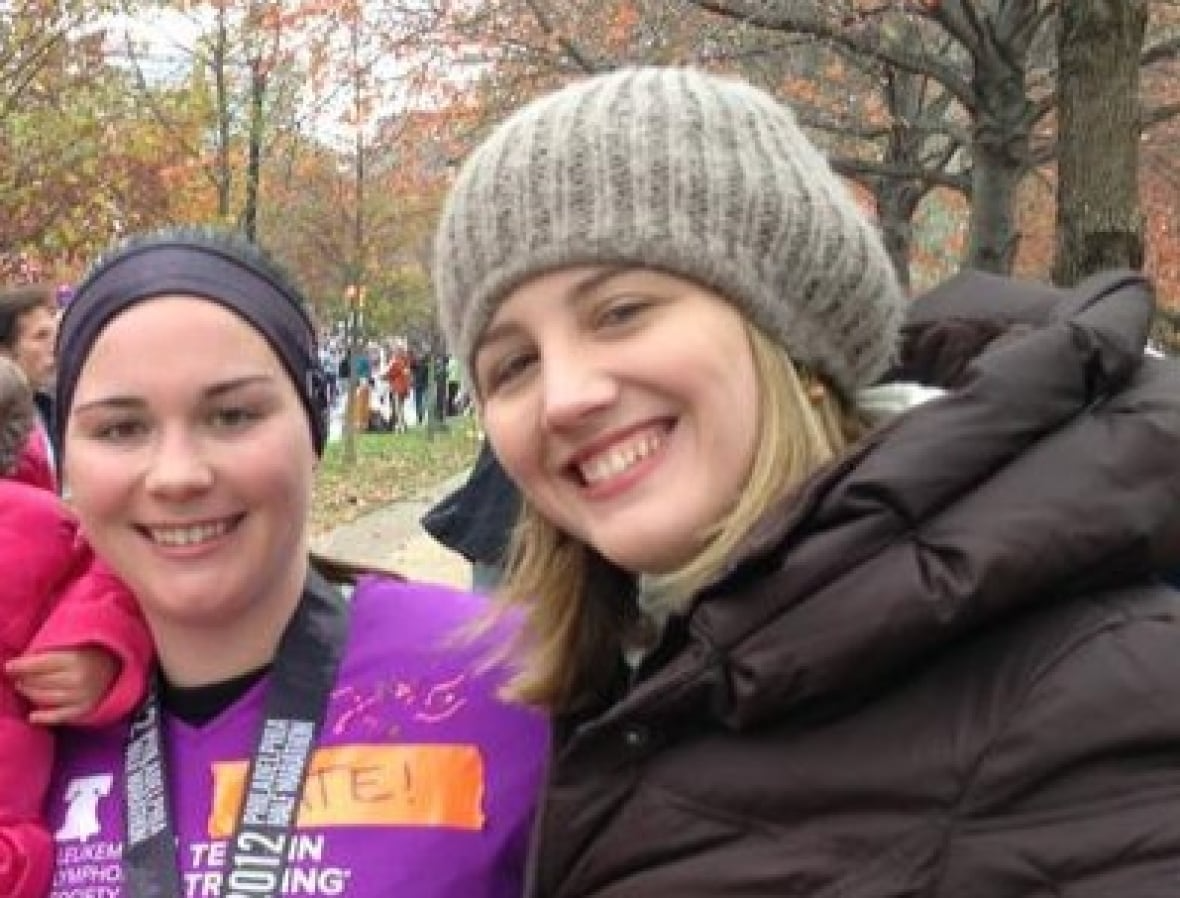 Kristina (à direita), pensou na ideia para honrar a memória da irmã Katie (à esquerda). - Foto; Kristina Ulmer