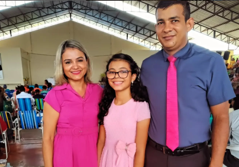 A adolescente ao lado dos pais que dão muito apoio e passaram a compreender a Juliana melhor após o diagnóstico de autismo, uma condição, e o desabafo que ela fez. Fiti: @ julietefs_andrade 