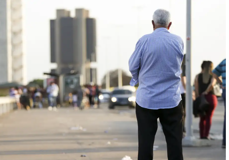O pagamento do 13º do INSS será feito em duas etapas: primeiro, quem ganha até um salários mínimo, depois os demais. Foto: Agência Brasil