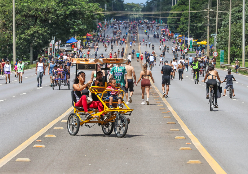 Brasília democrática em que o Eixão do Lazer vira um grande calçadão em que todos se sentem à vontade para desfrutar o domingo. Foto: Agência Brasília 