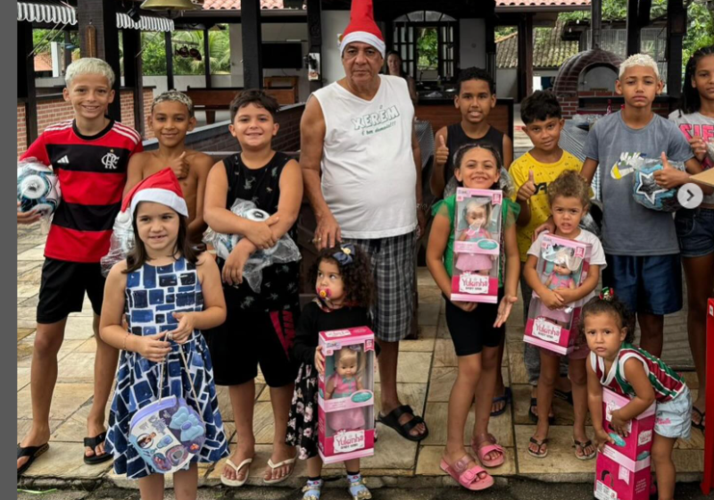 No fim do ano, no Natal, Zeca Pagodinho põe a toca do Papai Noel e distribui presentes para as crianças de Xerém, outra tradição. Foto: @zecapagodinho
