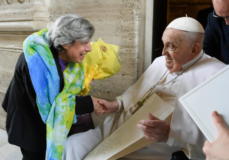 No Domingo de Páscoa, o papa Francisco conversou com fiéis, como Dona Carmela, a "senhora das flores amarelas", que foi ao hospital todos os dias quando ele estava internado, levando um buquê. Foto: Vatican News 
