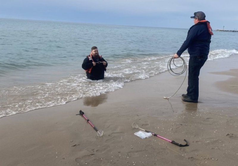 O homem (Mitchell) se vê preso, na areia movediça, até a cintura, enquanto a mulher (Breanne) consegue segura-lo e salva até a chegada dos bombeiros. Foto: Arquivo Pessoal/Breanne Sika 
