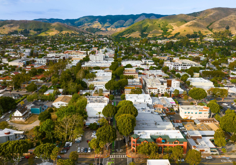Em situação de rua, o homem que vivia para lá e para cá em San Luis Obispo, na California, nos EUA, ganha na loteria US$ 1 milhão. Por segurança, ele mantém o anonimato na cidade de cerca de 50 mil habitantes. Foto: Condado San Luis Obispo 
