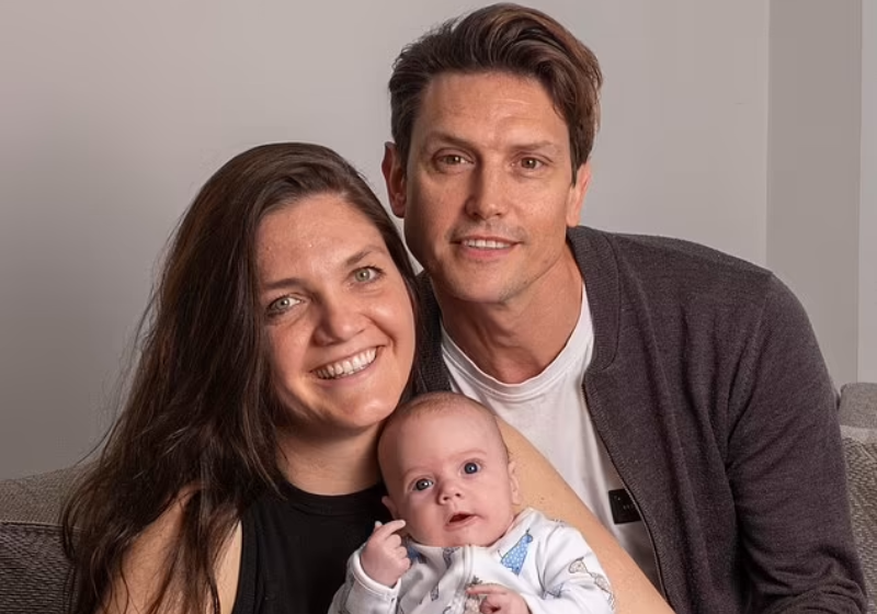 A mãe Lucy e o pai Adam posam ao lado do bebê que nasce duas vezes numa cirurgia rara e de risco elevado na Inglaterra. Foto: Daily Mail