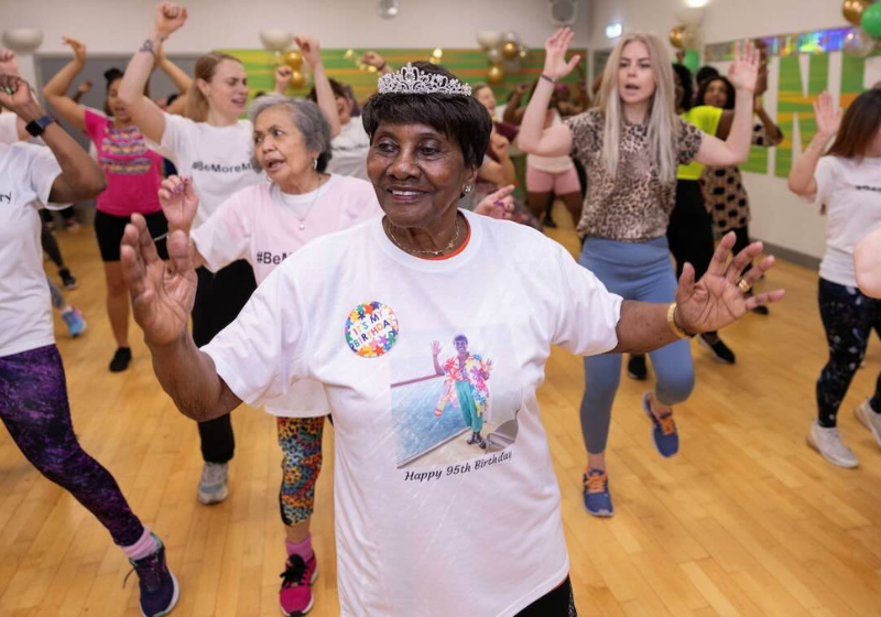 Idosa de 95 anos faz aulas de zumba 3 vezes por semana; saúde impressionante