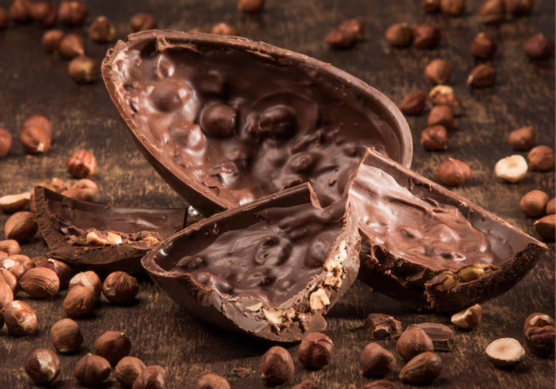 Se no Brasil, a ressurreição de Cristo se celebra também com ovos de Páscoa de chocolate, no mundo nem todos são assim, há quem escolha colorir cascas de ovos de galinha e preenche-las com delicadas guloseimas, como nos países da Europa. Foto: ABC Color 