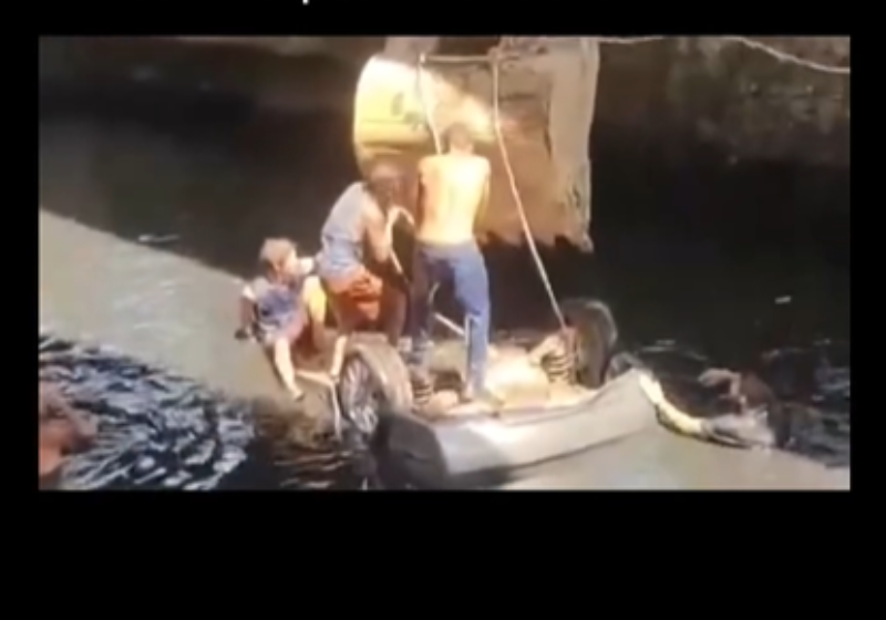 As pessoas em situação de rua se mobilizaram até retirar o motorista, um aposentado, de dentro do carro que ficou com as rodas para cima! Foto: MGNews