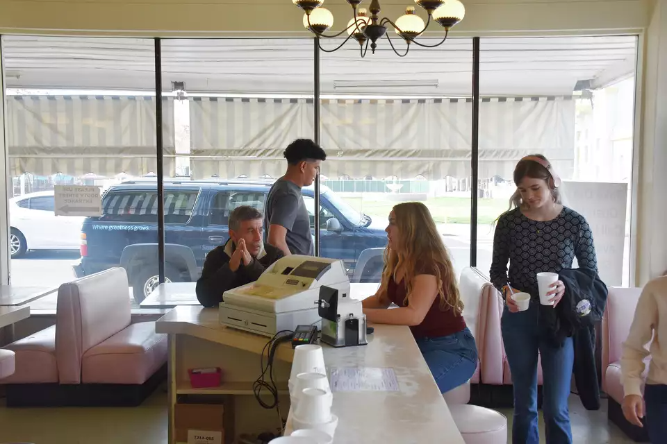 A conhecia loja carrega muita história e uma clientela bem fiel. - Foto: Andrew Pridgen/SFGATE