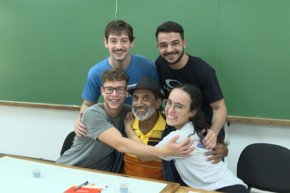 Segundo os estudantes, Manoel foi muito importante para a graduação de todos. - Foto: RPC