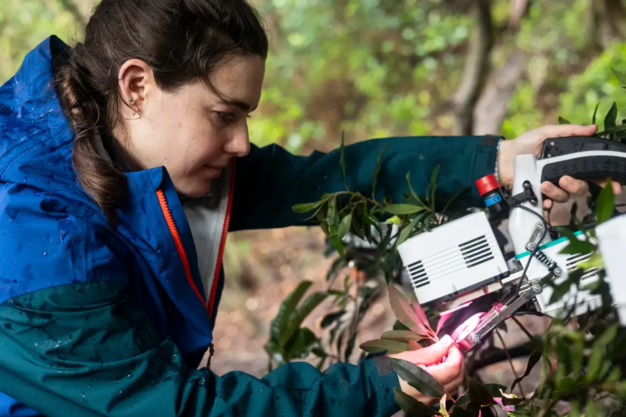 Com sensores, o grupo mede a concentração de dióxido de carbono. - Foto: Alessandra Baltodano