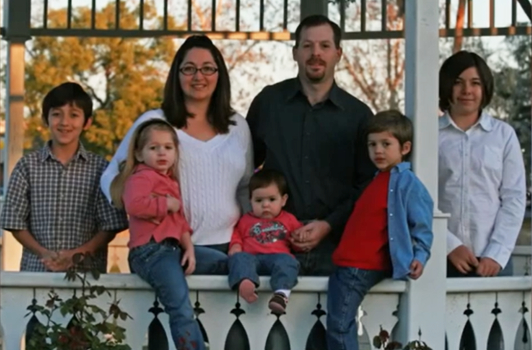 Amanda criou os cinco filhos e depois voltou a estudar. - Foto: Arquivo pessoal