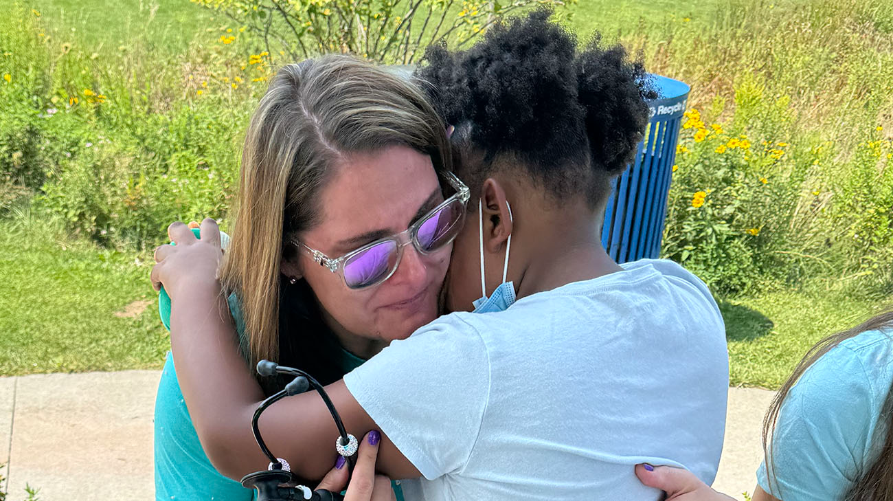 Lisa e Mireya trocaram um longo abraço. - Foto: Bianca Robinson