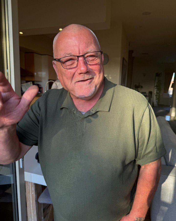 Daniel, com o dinheiro arrecadado, conseguiu comprar óculos novos! - Foto: @hilaryholmesmakeup