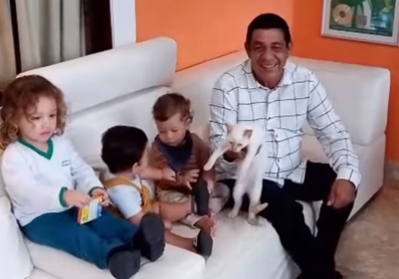 Zeca Pagodinho com os netos e a gatinha Mimosa, que fugiu e foi encontrada no Rio de Janeiro após apelo do artista nas redes. - Foto: @zecapagodinho