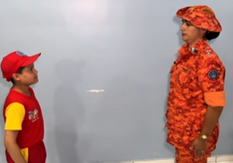 O bombeirinho Benjamin Noah, d e9 ano, que salva a irmãzinha engasgada durante o almoço, é aluno do programa de bombeiros mirins do Amazonas. Foto: CBMAM 