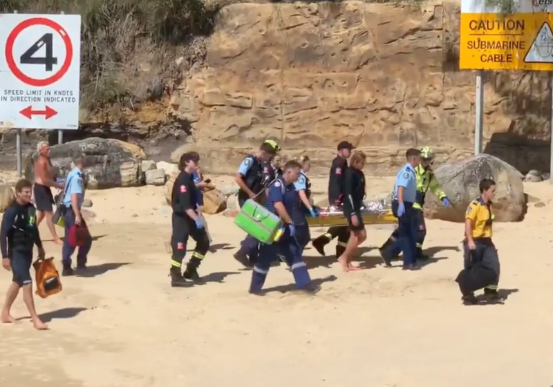 Após o resgate de Blake, Mangyon “Mani” Zhang, de 57 anos, é transportada por socorristas para um atendimento de emergência no hospital. Foto: NYPost
