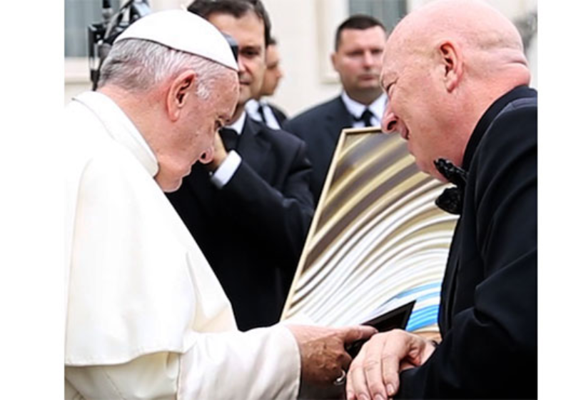 Presente do Papa Francisco inspirou dono de restaurante a alimentar famintos por anos Bruno Serato ganhou de presente do Papa Francisco um crucifixo que usa no pescoço e o inspirou para transformar um restaurante requintado também em um local de filantropia que alimenta crianças em vulnerabilidade. Foto: @serato7