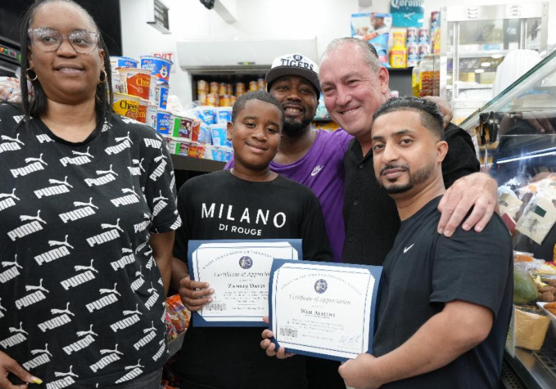 Wail Alselwi, um comerciante de Nova Iorque dos EUA, dá produtos da mercearia em que é gerente em troca de boas notas das crianças. A estratégia surte efeito muito positivo na garotada. Foto: EpochTimes 