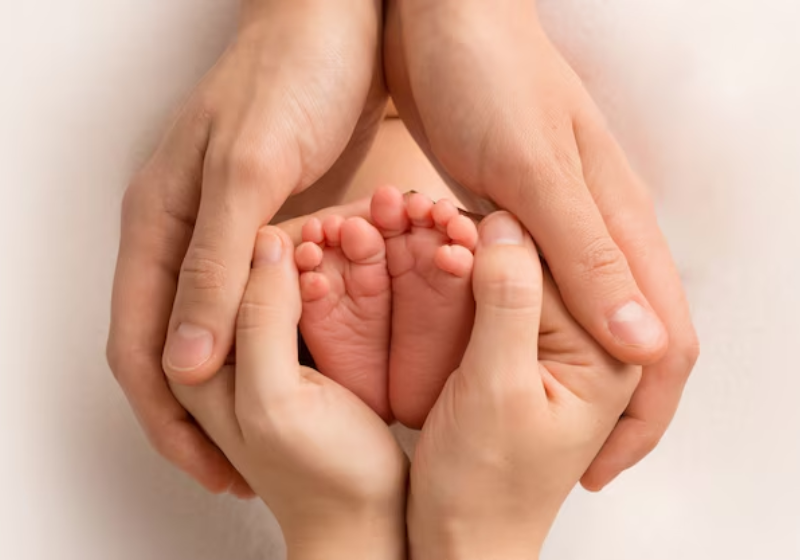 Pela lei, a pensão alimentícia é um direito do filho, se a mãe não tiver condições, a Defensoria Pública ajuda na ação judicial. Foto: Freepik