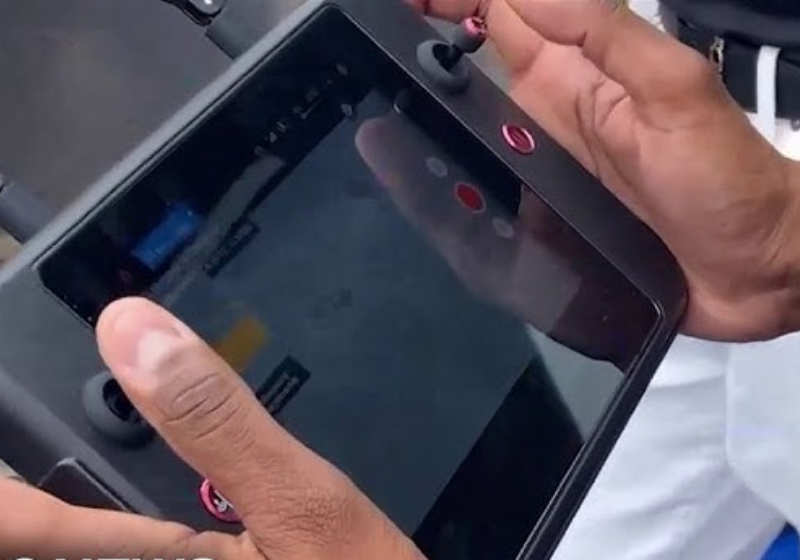 Com habilidade, o pescador opera o drone e salva a garota na praia, que quase se afoga. Foto: ABC News