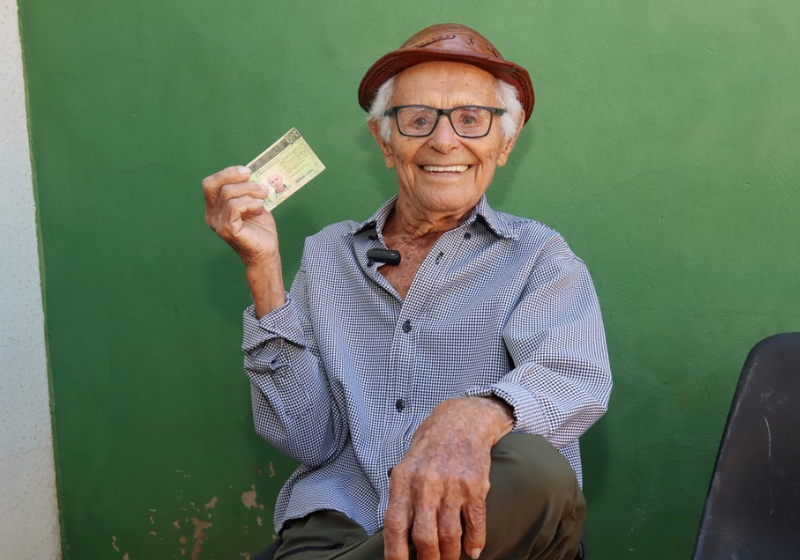 Feliz da vida, Seu Ranulfo, de 101 anos, não é um idoso qualquer. Além da CNH renovada, prometeu que daqui a três anos, voltará, afinal a validade terá acabado. Foto: correio do Estado 